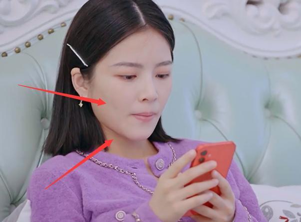 王灿|王灿被嘲不讲卫生，素颜出镜却被一处细节抢镜，生孩子的估计都懂