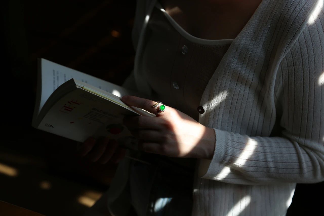 翡翠|翡翠的价格要这样选才好，值得好好看看？?