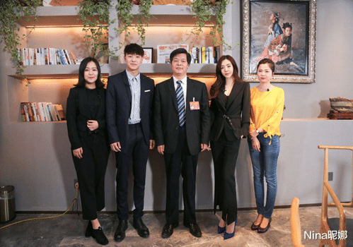 衬衫|王晓晨片场庆生玩亲嘴，穿衬衫配牛仔裙，同闺蜜宋茜亲吻真放得开