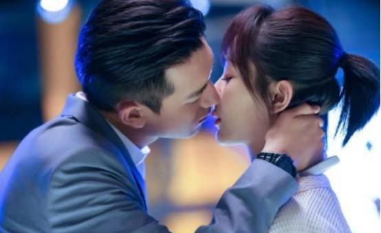 我独坐小窗一盏清茶 《我的时代，你的时代》未播先火，胡一天李一桐被指吸血杨紫李现