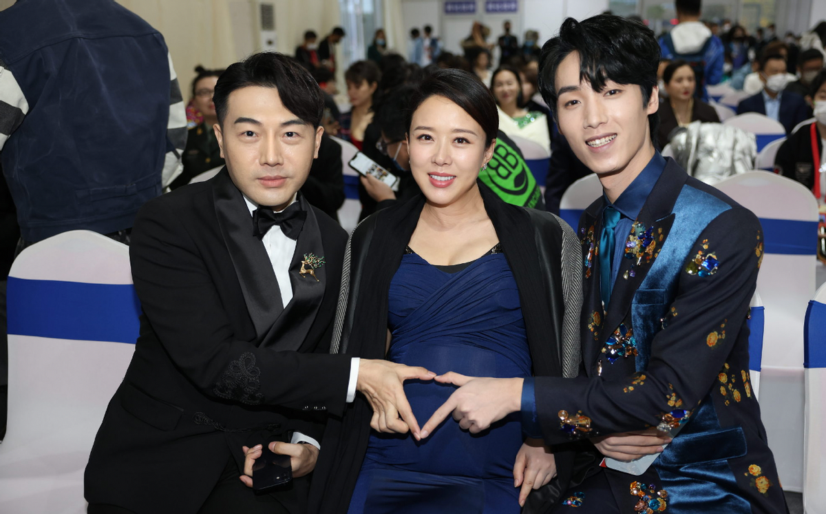 颜丹晨|43岁颜丹晨挺孕肚走红毯！穿紧身裙腹部高高隆起，四肢纤细皮肤白