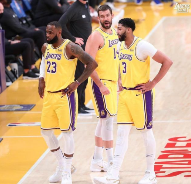 湖人队|庄神阿德2选1，再签阿里扎！湖人梦幻阵容出炉，比篮网还豪华