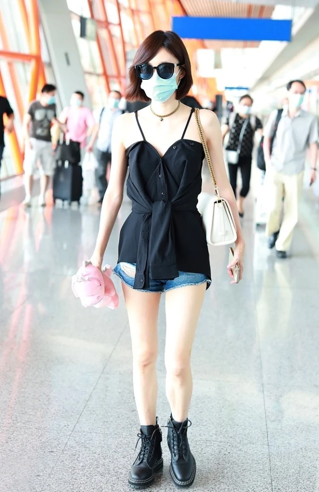 大表姐的时尚圈|王丽坤点子真多,衬衫也能“改成吊带”来穿,配马丁靴不嫌热