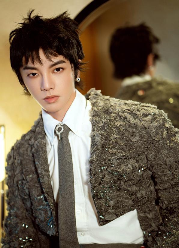 华晨宇|华晨宇陷整容风波，旧照公开似认不出，看起来就像两个人