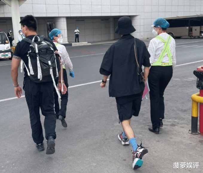 肖战|《玉骨遥》戏份转场，肖战机场被“代拍”围堵，追星需有度