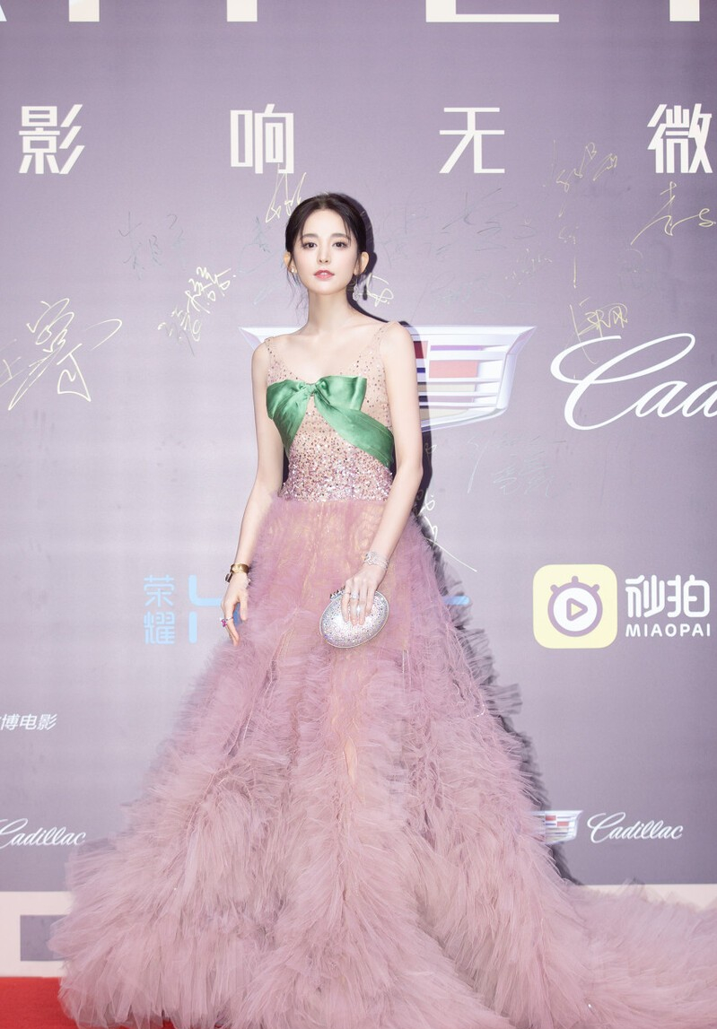BiuFashion|古力娜扎这裙子一看就很贵，钻石配柔纱挺奢华，天鹅颈好抢眼