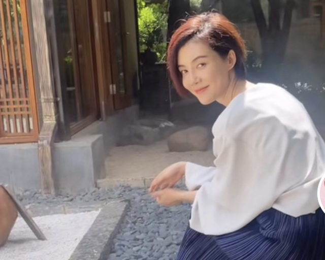 马思纯|39岁车晓草原上跳舞！吓到一旁黄牛直起身，皮肤白嫩瘦成纸片人