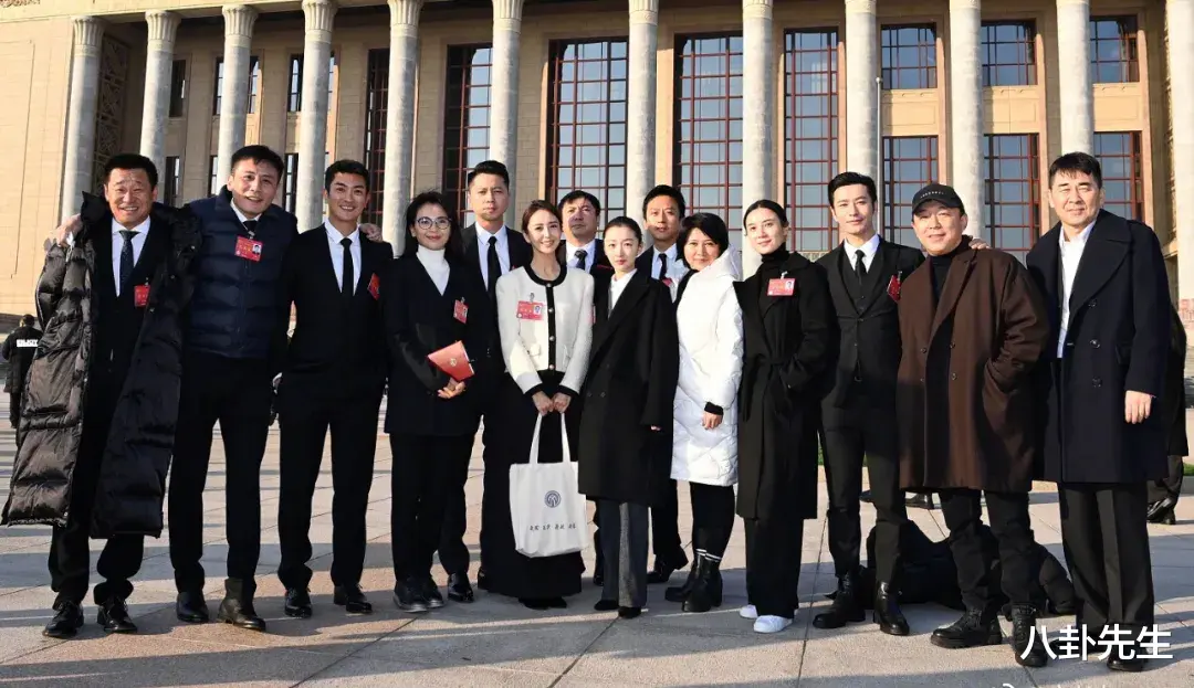 宋佳|众星出席文代会:陈宝国围巾拉风,邓超合照耍心机,宋佳P图太狠