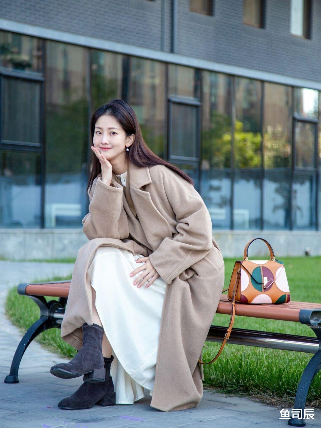 鱼司辰 秋冬季节不知道穿什么？一件毛呢大衣全搞定，让你美出新高度