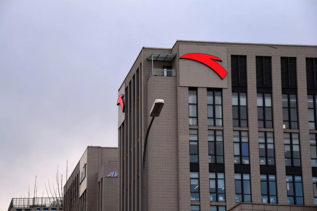 安踏 耐克在中国入账500亿，安踏不足400亿，李宁的营收让人意外