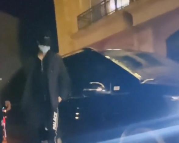 王一博|王一博被激光笔照，为躲避差点摔跤，粉丝担心的眼睛都哭红了