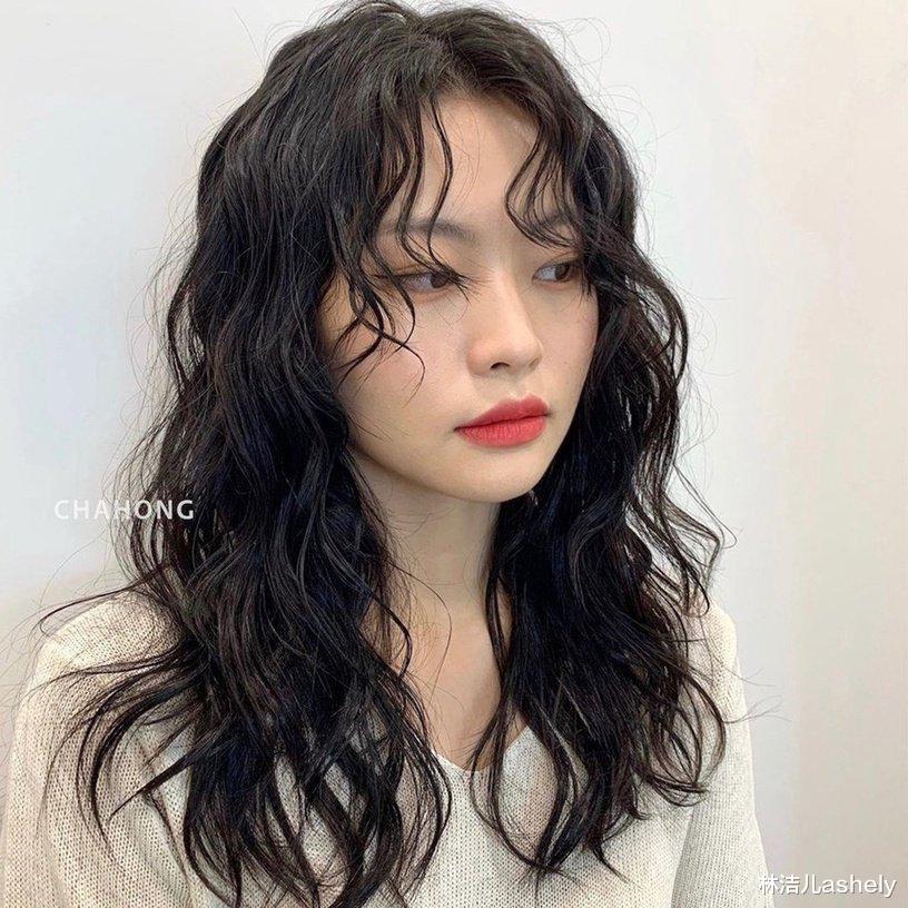 面膜 39岁的宋慧乔发型百变，长发温柔优雅，短发潇洒干练，撩人于无形