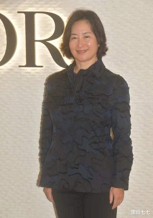 里尚七七 何超琼走红毯穿得好保守，一身正装像是领导视察，富态气质真绝了