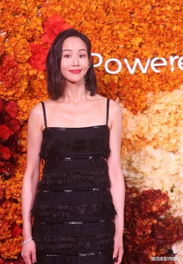 潮流搭配师甜甜 经常健身的女人看着真壮，张钧甯穿着吊带，感觉身上都是肌肉