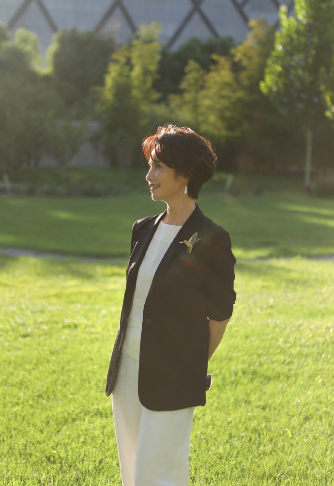 徐俐|前央视著名主持人徐俐退休后，首次在社交媒体上晒出自己的生活照