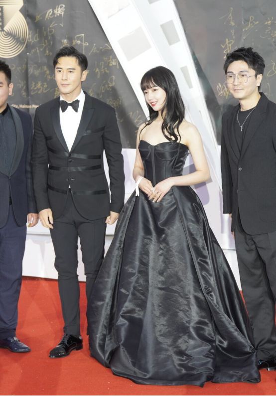 BiuFashion|秦牛正威的圆脸配齐刘海真减龄,穿黑裙也有清纯魅力,十分撩人