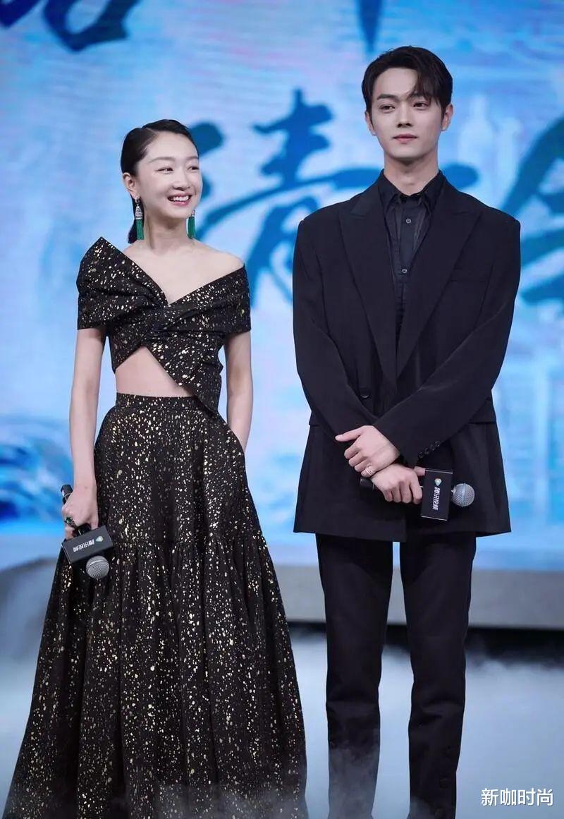 新咖时尚|周冬雨越来越有范儿，黑裙镶“金片”，高贵冷艳！