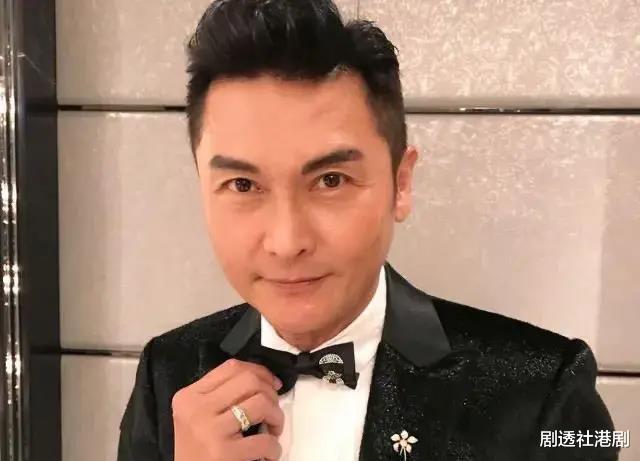 关枫馨|状态大勇！关礼杰爱女签约TVB后现身首个活动，深V短裙大秀身材