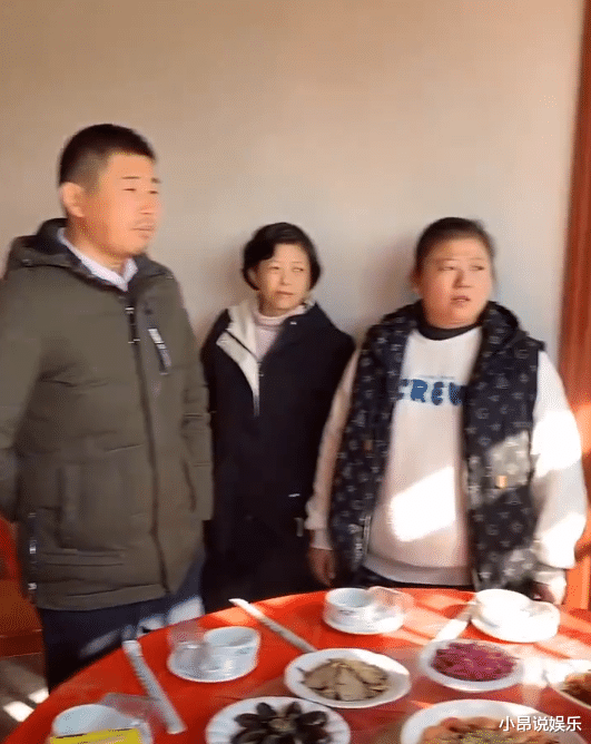 雷佳音|杨超越回村吃席，乖巧听话只敢坐角落，拘谨约束与往常反差大