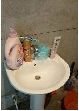 小两口裸婚几年终于买房却没钱装修，为省租金直接住毛胚物屋！