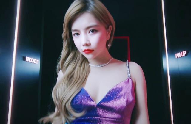 安崎|安崎穿吊带拍广告，抬手时看清“腋窝”，这是对全网女生的尊重