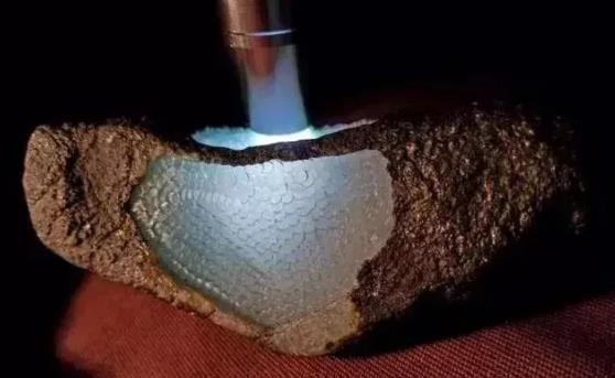 翡翠|价值36000块的鳄鱼皮翡翠原石，值不值得入手？切开后：买值了！