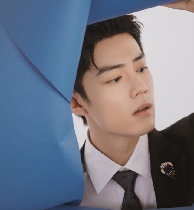 肖战|肖战因颜值登世界日报，身材与颜值被公认最佳，成首位夺冠亚洲人