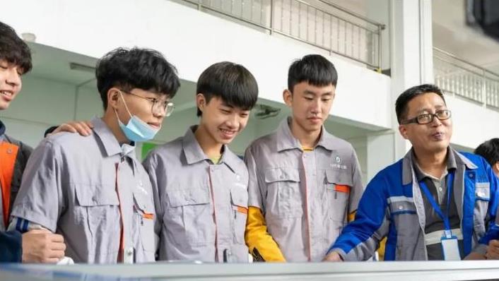 高秀花说育儿|大学生出现白菜化现象,2200万工作缺口无人填补,背后原因很现实