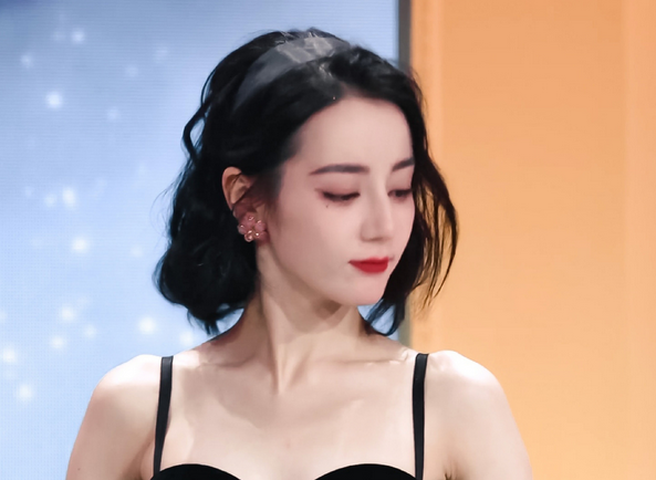 迪丽热巴|迪丽热巴新造型：港风卷发+吊带裙，美得不可思议