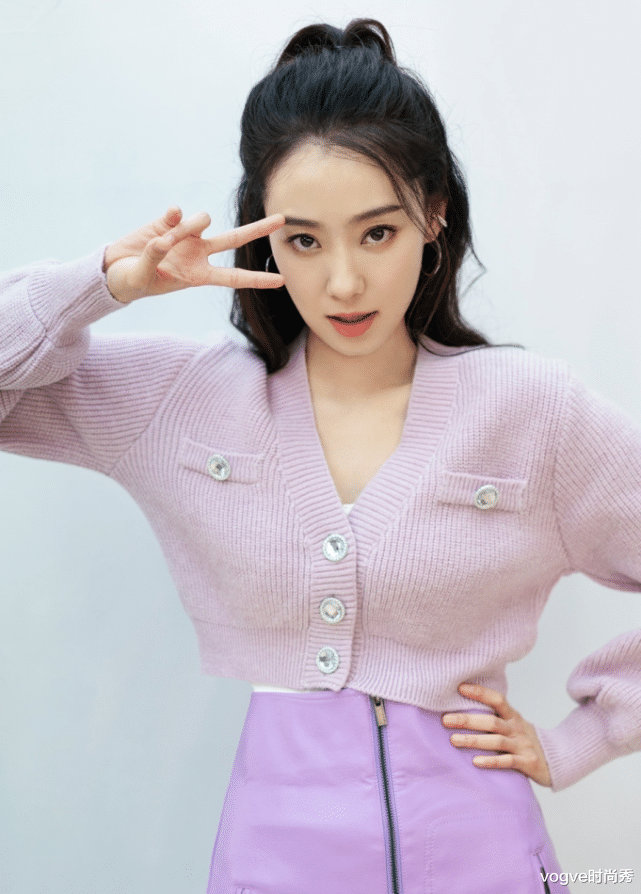 张小斐|张小斐深夜公开“素颜照”，穿睡衣自拍，这素颜没几个人见过