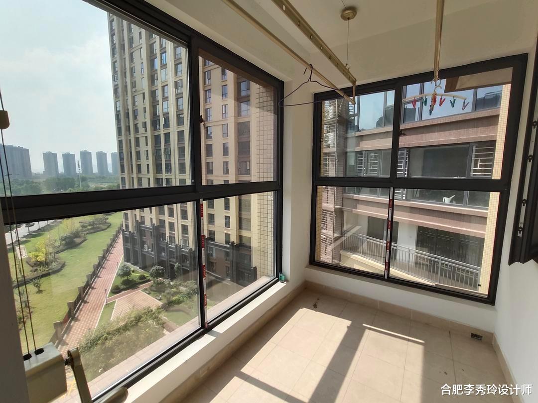 违章建筑|封阳台装扇玻璃窗，升降式随时切换，物业来了就打开，算不上违建