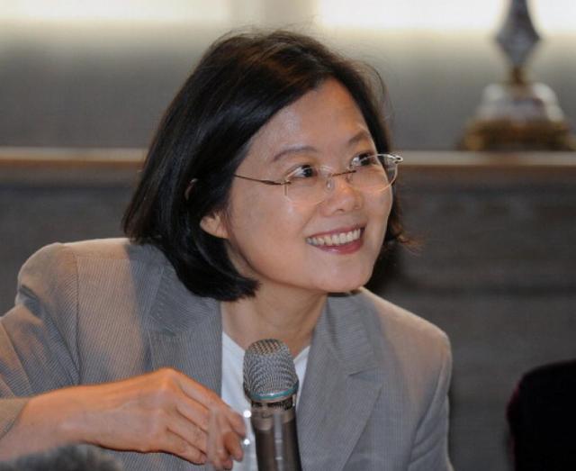 张平解读 狐狸尾巴还是没藏住！蔡英文再次倒向美国，发起“台独”挑衅