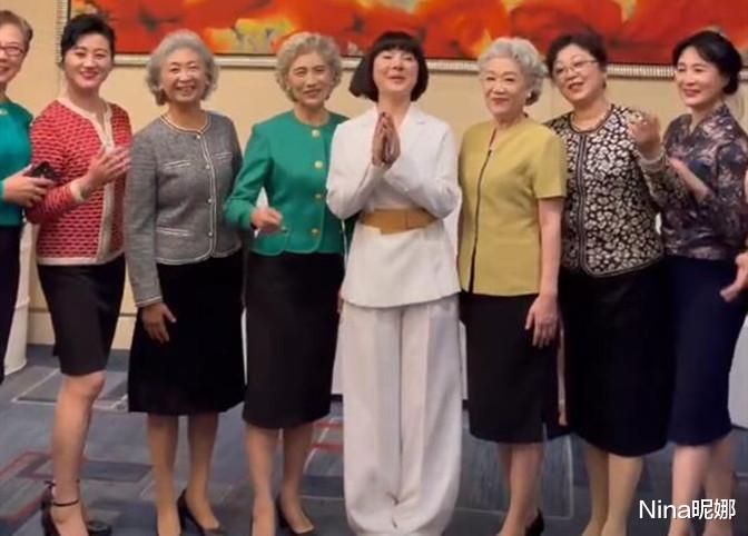 宋祖儿|53岁陈红真孝顺，穿真空西装配长裤重阳节为老人演出，娱乐圈少见