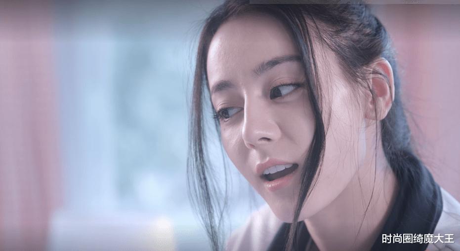 时尚圈绮魔大王|《你是我的荣耀》首播，热巴怼脸拍暴露眼袋，杨洋打游戏姿势被嘲