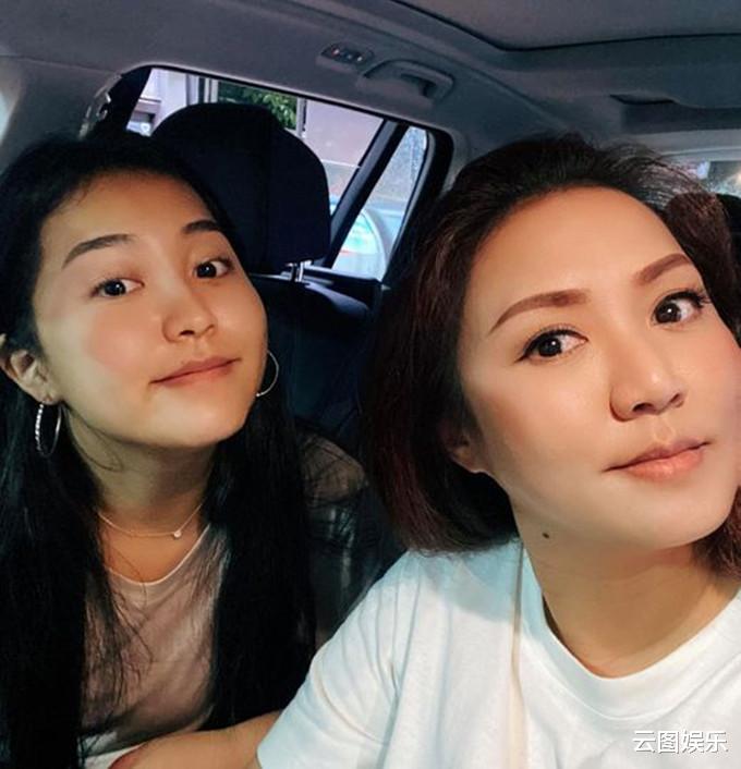 黎瑞恩|黎瑞恩送18岁女儿出国留学，机场紧紧相拥显不舍，母女长相太相似