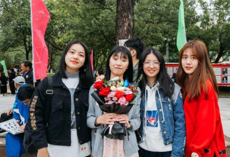 大学生|高中毕业后，啥样的学生会常回去看老师？老师：考上985的很少来