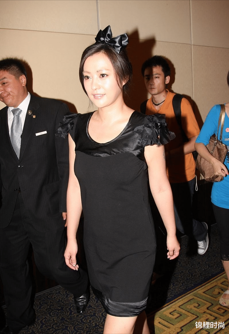 穿衣搭配|郝蕾真会博眼球,虽然穿蕾丝裙挺保守的,但头顶羽毛让人移不开眼