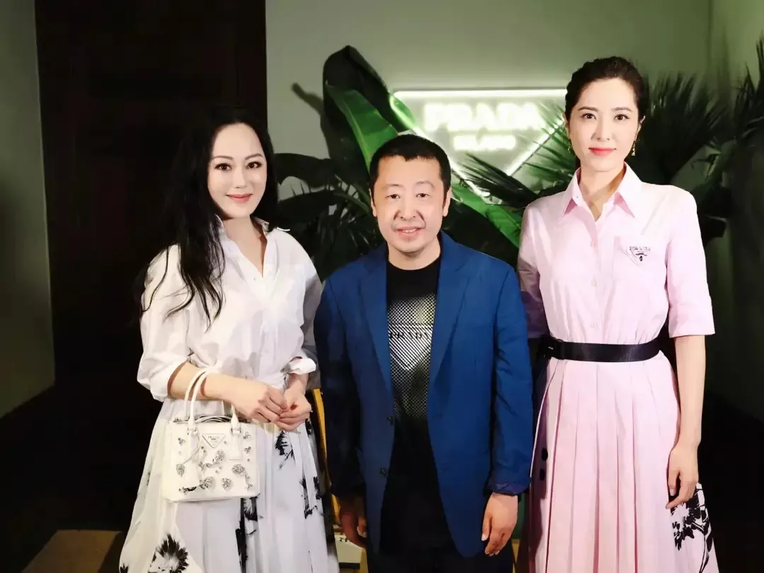 晓说时尚儿|章小蕙身材才有女人味，白衬衫配泼墨裙，同框“校花”曾黎更贵气