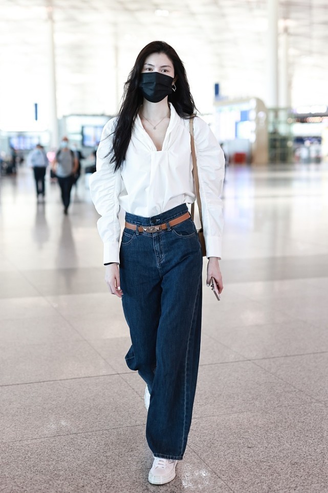 BiuFashion|何穗私服简约却穿出大牌感，把机场走成T台，气场全开韵味十足