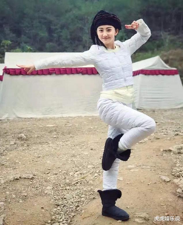 易烊千玺|景甜在剧组旧照曝光，穿白色羽绒服萌嘟嘟，拍照动作好可爱