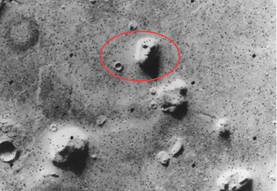 三星堆 “祝融号”传回新照片，火星上疑出现一个人影，躺在那里不动声色