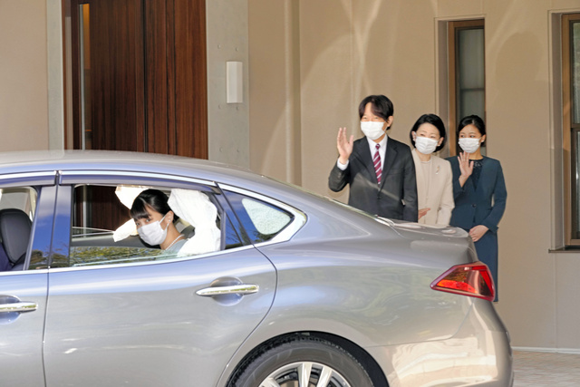 全球时尚风行 真子公主婆婆穿衣霸气！涂大红唇走路带风好强势，公主哪是她对手