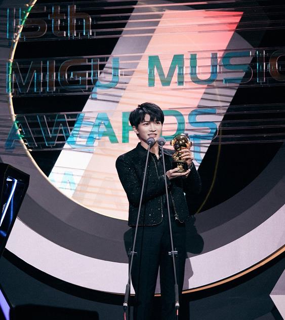 周深|周深：岁末年初迎高光，在第十五届音乐盛典咪咕汇上喜提3项大奖