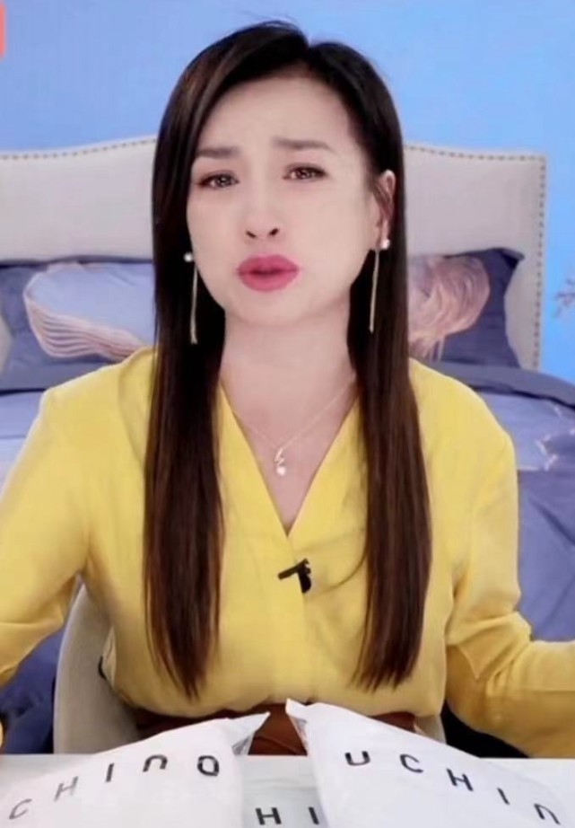 张庭|张庭直播现场悼念袁隆平，粉丝劝其干脆取消带货，她突然情绪崩溃痛哭诉苦