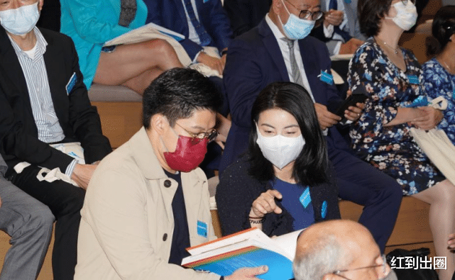 郭晶晶|郭晶晶陪老公出席活动，穿长裙气场不输甘比，公公霍震霆罕见现身