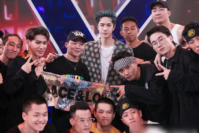 顶翠阁|街舞4回归,王一博队长炸翻全场,翡翠与酷盖更配喔!