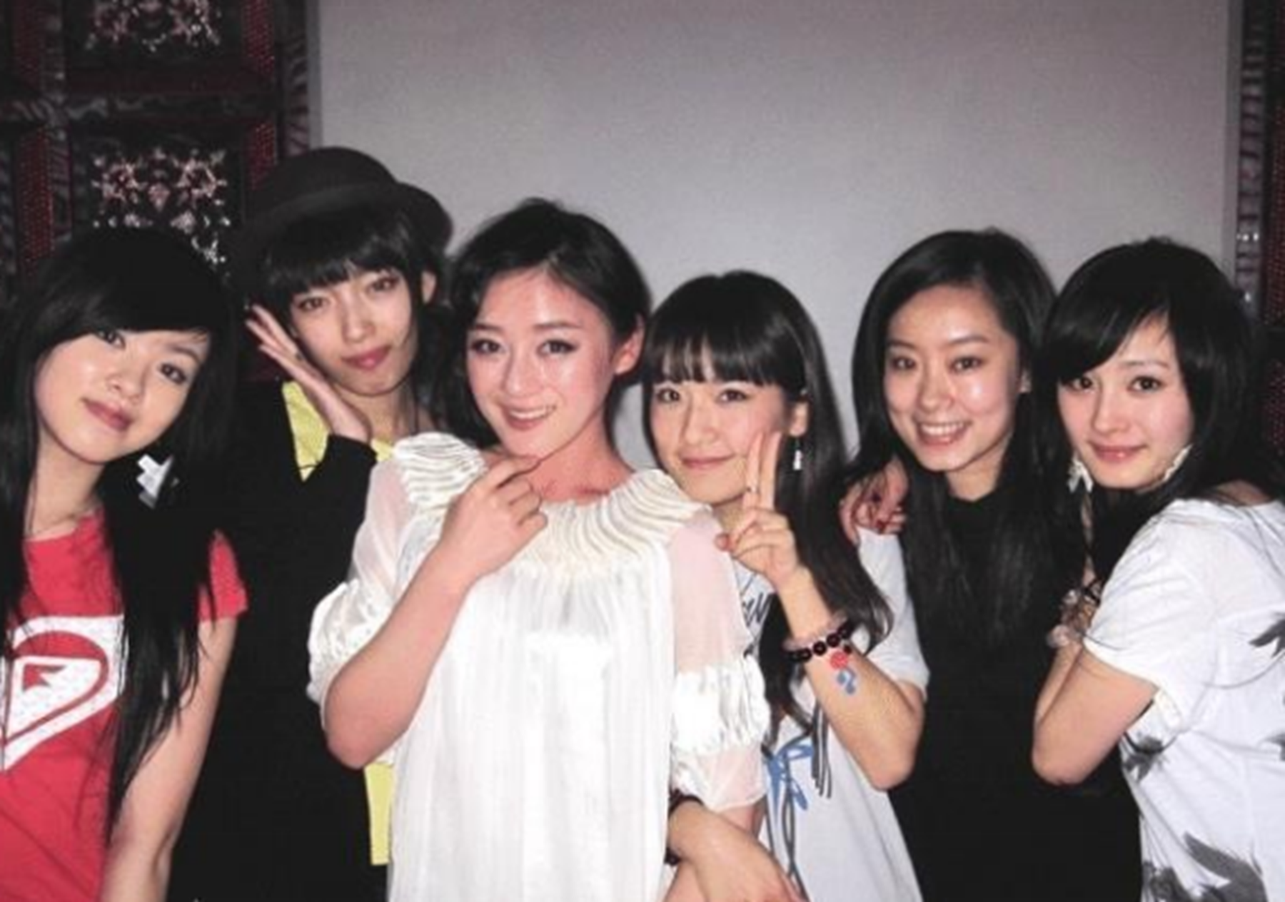 杨幂|杨幂大学宿舍4人走红3人，杨幂：不是不想带她，实在带不动