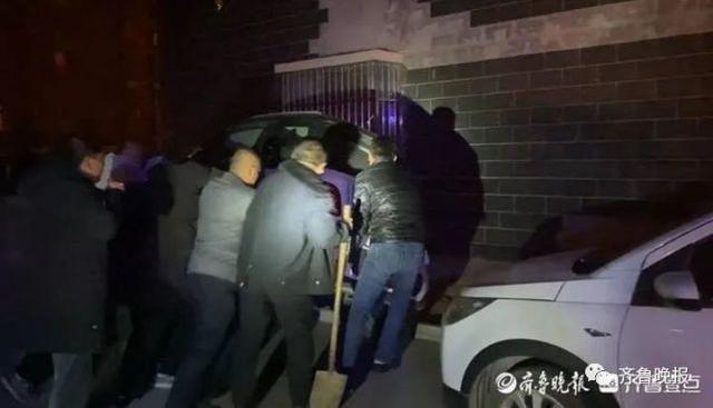 环球时报 山东一小区掀翻私家车给消防车让道 网友：干得漂亮