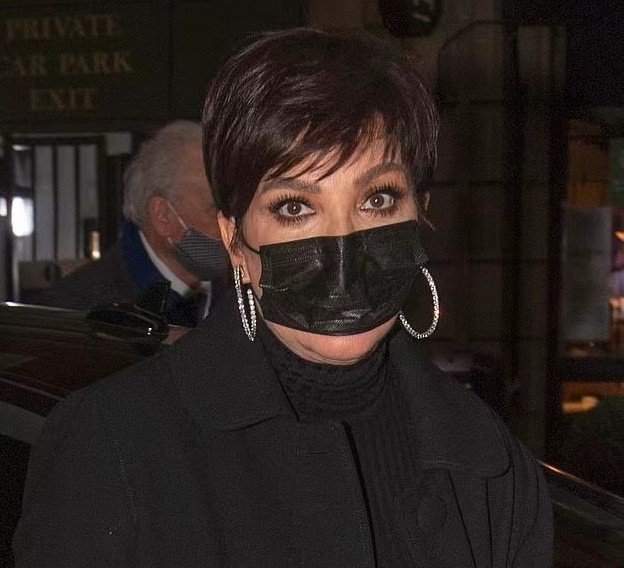 卡戴珊|66岁卡戴珊妈妈前凸后翘！穿黑丝袜秀漫画腿，掌权人的气场太霸气