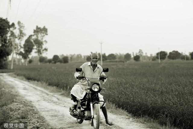 印度 尴尬！印度劫匪洗劫路人将其绑在树上后才发现：是熟人